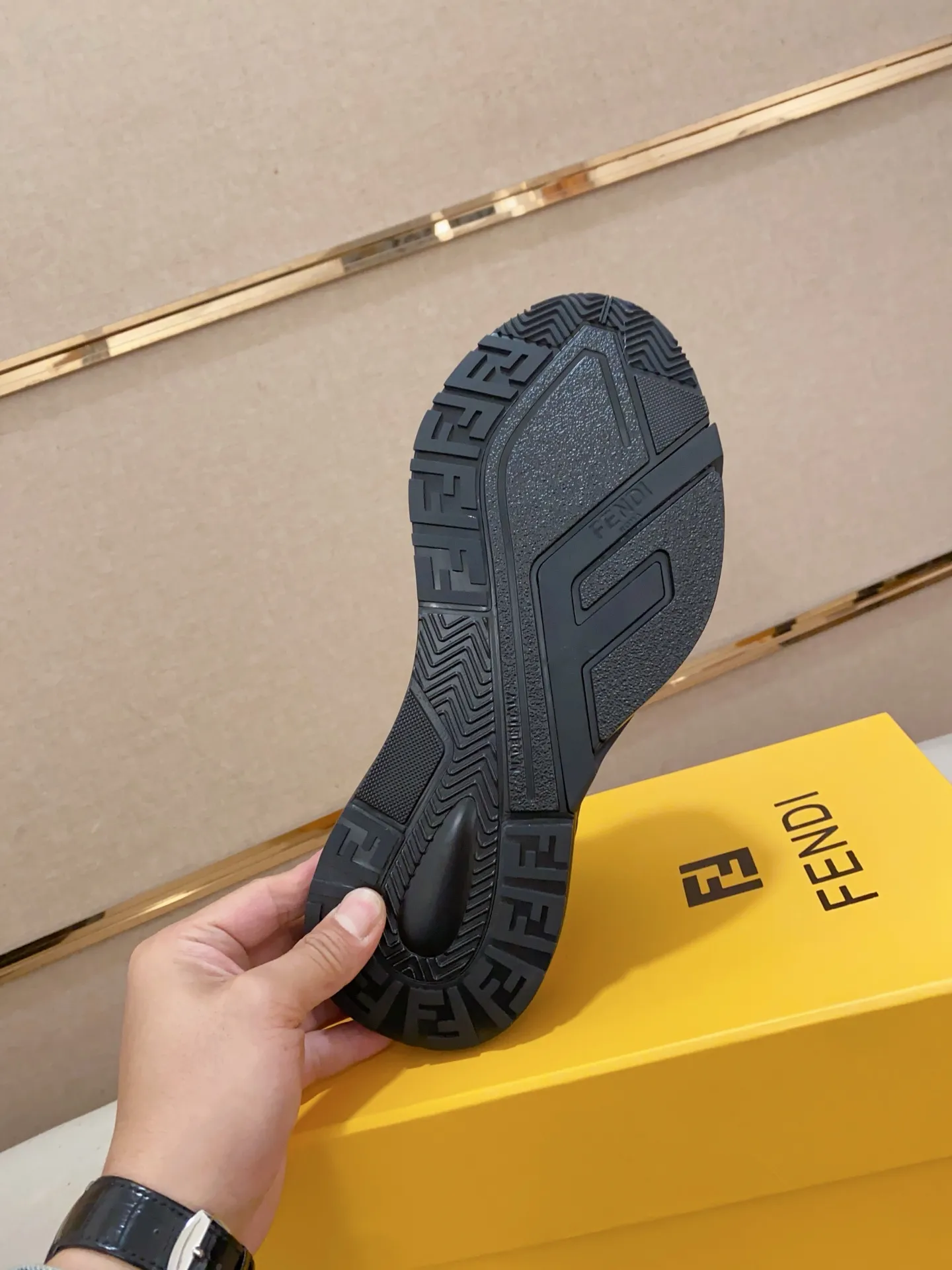 Men's shoes💰: 540💰(Higher version) [Fendi] Fendi's latest casual shoes for men! Available at counters simultaneously! A one-to-one replica of the original. Made entirely of imported top-grain calfskin, the interior is made of top-grain water-dyed cowhide, and the original factory-supplied rubber outsole. Leading new fashion concepts. Matching code: 38-44. 45 can be customized and non-returnable!